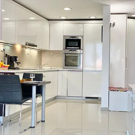 Entire For 4 Guests In *