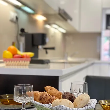 Entire For 4 Guests In *