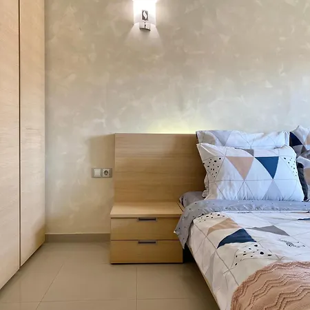 Entire For 4 Guests In *