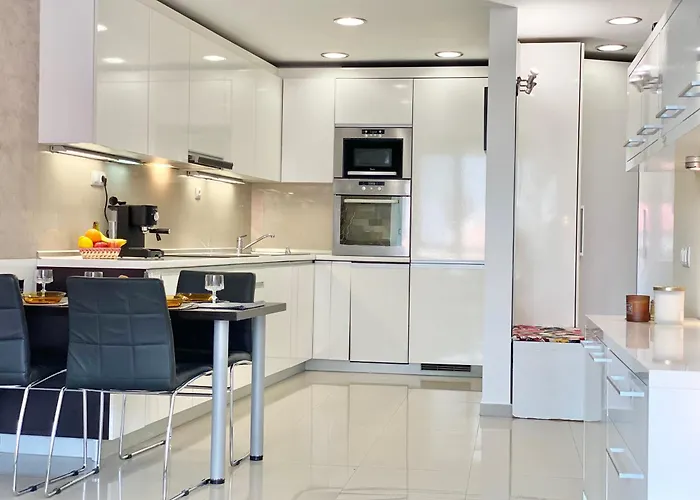 Entire For 4 Guests In *